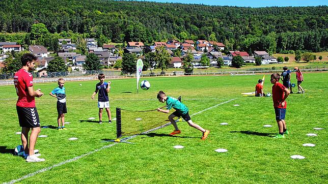 Beim Fußball-Tennis können die Kinder ihre erlernten Tricks einsetzen. Aufmerksam beobachtet Patrick Bäurer das Geschehen. Auf unserem ...