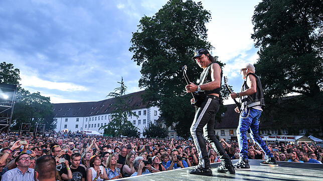 Matthias Jabs und Rudolf Schenker (von links) von den Scorpions geben alles, um den 5000 Besuchern des zweiten Schloss Salem Open Airs ...