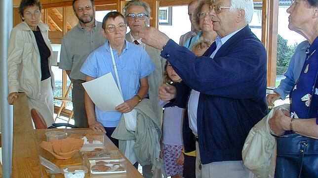Hier war er in seinem Element: Erhard Richter (rechts) zeigt einen Fund aus altrömischer Zeit und begeistert Besucher der Römervilla am ...