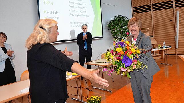 Prälatin Dagmar Zobel, Synodalvorsitzende Gisela Bruszt, Landesbischof Jochen Cornelius-Bundschuh und Dekanin Regine Klusmann freuen ...