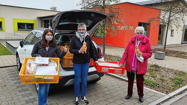 Die Siedler übergeben 335 Weckenmänner an die Kindergärten (von links): Jugendbeauftragte Pia Haas, Beisitzerin Erika Edinger und die ...