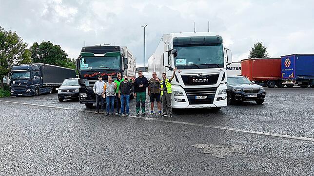 Das Team des Hilfskonvois auf dem Weg nach Ahrbrück in Rheinland-Pfalz mit Initiator Andreas Sieber (Dritter von links).