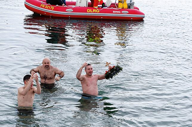 Milos Tasic ist erst vor Kurzem nach Deutschland gezogen und nimmt hier zum ersten Mal am Theophanie-Schwimmen teil.