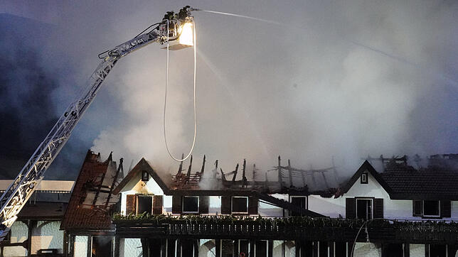 Einsatzkräfte der Feuerwehr löschen einen Brand im Altbau des Restaurants im Hotel &ldquo;Traube Tonbach&bdquo;. Beim Brand des ...