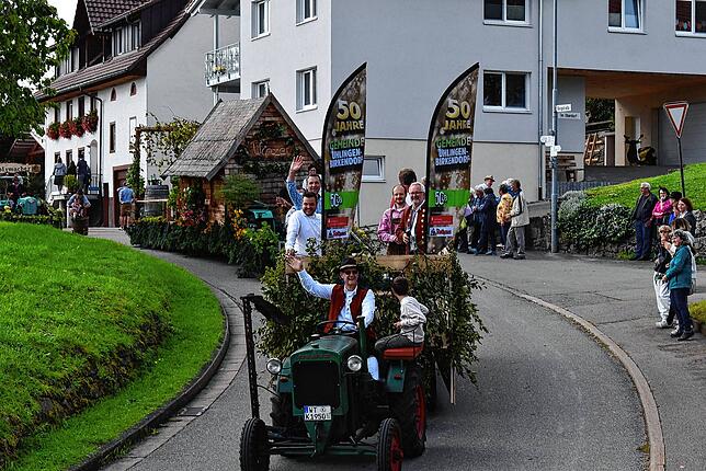 Neu und wahrscheinlich einmalig war der Festwagen der scht Ortsvorteher mit Bürgermeister anlässlich des Gemeindejubiläums.