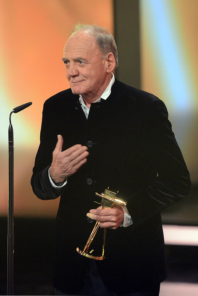 Schauspieler Bruno Ganz freut sich bei der Verleihung der 49. Goldenen Kamera 2014 über die Auszeichnung in der Kategorie «Lebenswerk».