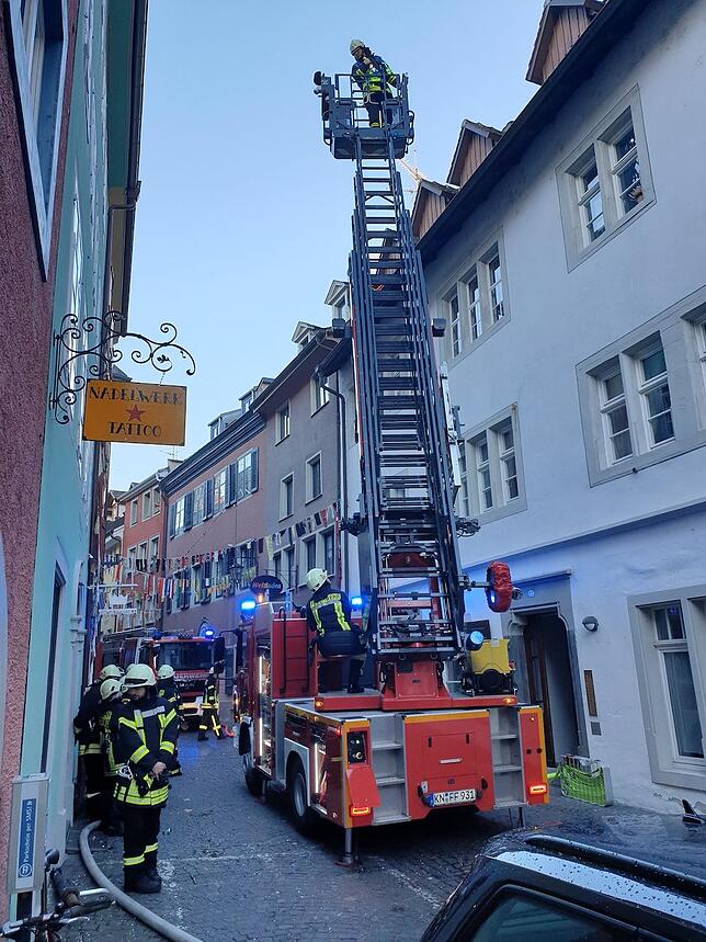Die Feuerwehr evakuierte 11 Personen aus dem Gebäude in der Rheingasse, vier Bewohner waren bereits ins Freie geflüchtet.