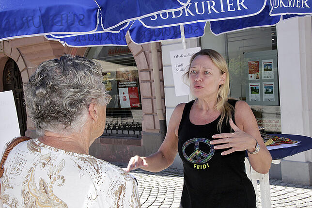 Fridi Miller während des Wahlkampfs in Villingen-Schwenningen am Stand des SÜDKURIER-Medienhauses.