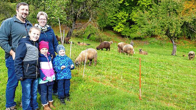Sie freuen sich über die Auszeichnung: Markus und Monja Binninger mit den Kindern (von links) Elias, Johanna und Fabian.
