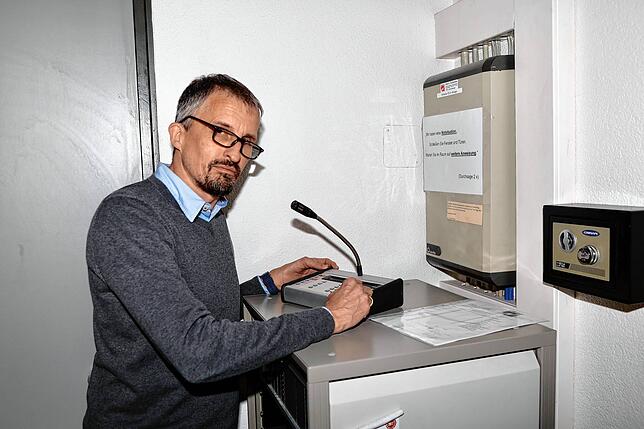 Peter Beinborn, stellvertretender Schulleiter der Wessenberg-Schule, an der Lautsprecheranlage.