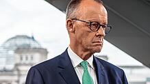 Bundeskanzler Friedrich Merz (CDU) kommt zur Aufzeichnung des ProSieben/Sat.1-Sommerinterviews im Studio am Pariser Platz.