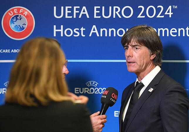 Bekanntgabe EM-Gastgeber 2024 Bundestrainer Joachim Löw (r) von der deutschen Delegation gibt nach der Bekanntgabe-Zeremonie zur Ausrichtung der ...