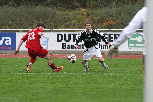 Zurück im Kader: Elias Willmann (rechts), vor neun Jahren &ndash; hier ein Archivbild vom Herbst 2011 im Spiel gegen den FC Schönau ...