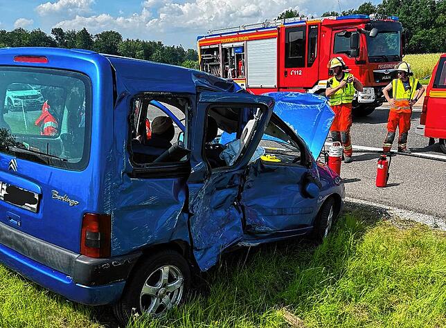 Bei einem weiteren Verkehrsunfall wurden zwei Personen verletzt, eine mittelschwer und eine leicht.