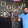 Ramez Mahmo, Inhaber der Shisha Bar Diamond Lounge an der Heinrich-Fahr-Straße in Stockach, an seinem Tresen. Dass die Stadt seinen ...
