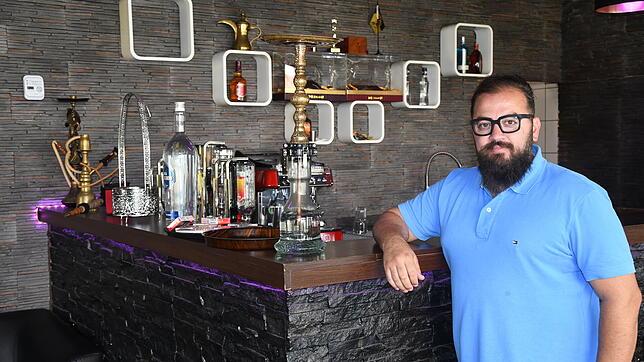 Ramez Mahmo, Inhaber der Shisha Bar Diamond Lounge an der Heinrich-Fahr-Straße in Stockach, an seinem Tresen. Dass die Stadt seinen ...