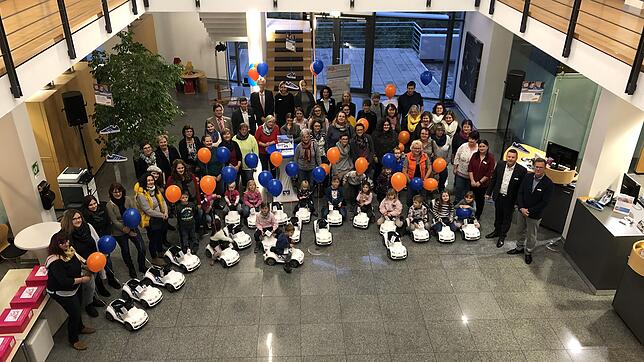 Bild : Kinder erleben vorweihnachtliche Bescherung bei der Volksbank
