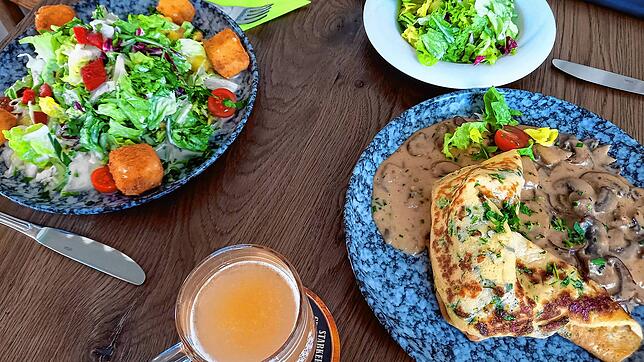 Kräuterpfannkuchen mit Pilzen und ein großer Salat mit paniertem Hirtenkäse in der Linde in Hepbach.