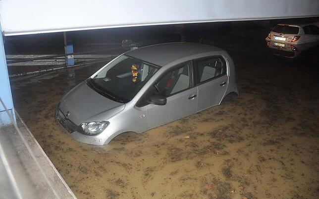 Parkhaus nach Starkregen überschwemmt Fahrzeuge stehen nach einem Starkregen in einem Parkhaus in Reutlingen unter Wasser.