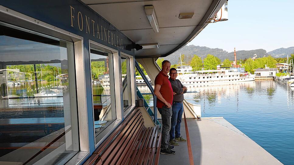 Erich Wolf und Thomas Thaler (von links) vom Vorstand des Yachtclubs Hard bei Bregenz stehen an Deck der alten Fähre „Fontainebleau“. ...