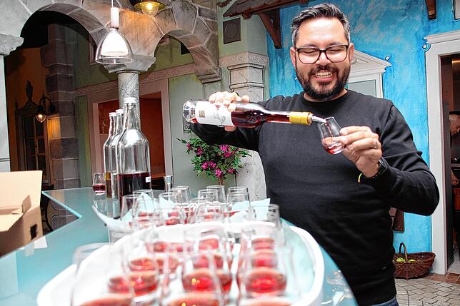 Sommelier Paolo Spagnolo bietet Verköstigungen an.