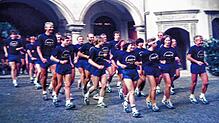 1985: 32 Läufer vom Postsportverein starten im Hof des Konstanzer Rathauses den 600-Kilometer-Lauf nach Fontainebleau. Mit ihm ...