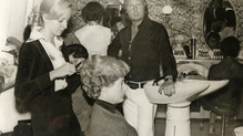 Gesellenprüfung in den 80er Jahren im Markdorfer Frisörsalon Weh. Als Prüfungsvorsitzender befand Herbert Weh höchstpersönlich über das ...