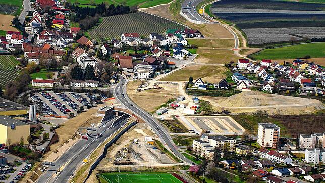 Rechts der B 31-neu und der Waggershauser Straße, quasi neben dem Tunnel, plant das Siedlungswerk Stuttgart das neue Stadtviertel auf ...