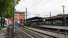 (Archivbild von 2021) Am Singener Bahnhof schnappen sich Bundespolizisten erst einmal den Pöbler und nehmen auch Aussagen von Zeugen auf.