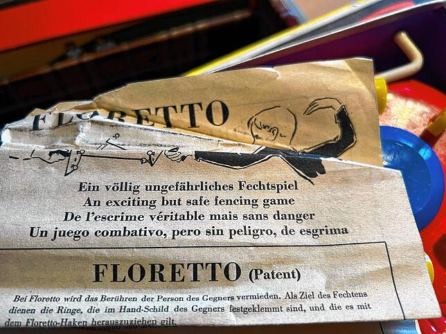 Noch ein Spiel aus früheren Zeiten der Firma Mieg: Floretto, ein &bdquo;völlig ungefährliches Fechtspiel&ldquo;. Dabei mussten die ...