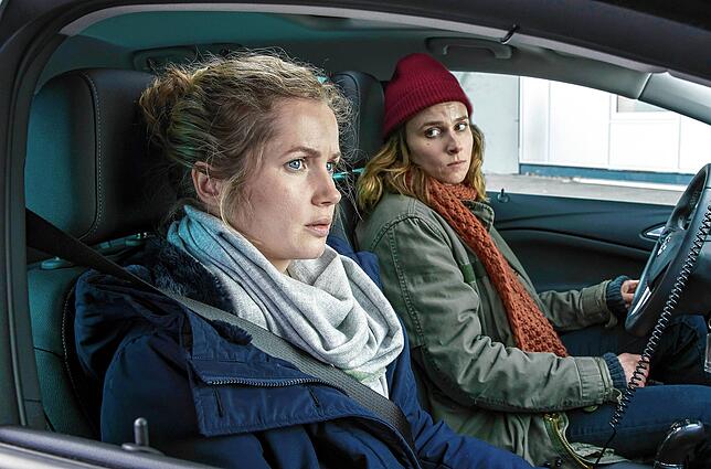 Leonie „Leo“ Winkler (Cornelia Gröschel, links) und Karin Gorniak (Karin Hanczewiski) ermitteln.