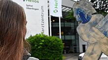 Eine Frau vor dem Eingang zum Helios Spital in Überlingen. Seit Anfang August ist die Entbindungsstation geschlossen. Die ungewisse ...