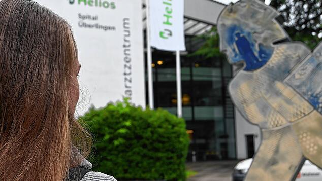 Eine Frau vor dem Eingang zum Helios Spital in Überlingen. Seit Anfang August ist die Entbindungsstation geschlossen. Die ungewisse ...