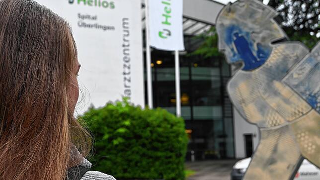 Eine Frau vor dem Eingang zum Helios Spital in Überlingen. Seit Anfang August ist die Entbindungsstation geschlossen.