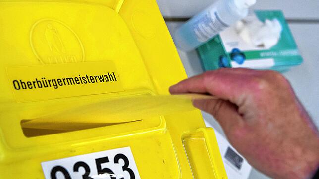 Wahlen in Zeiten von Corona mit Schutzhandschuhen und Desinfektionsmittel in Bereitschaft: Sieht so wie hier bei den Kommunalwahlen in ...