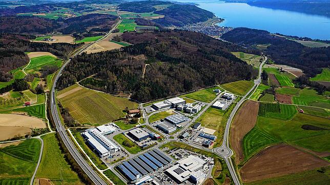 Das Gewerbegebiet Blumhof im April 2020. Links die B31-neu und rechts hinten Ludwigshafen und der Bodensee.