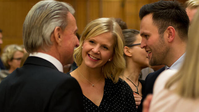 Jürgen Beisswengers Nachfolger Johannes Henne und Partnerin Emma Heinz zollten Jürgen Beisswenger wie viele andere ihren Respekt für das ...