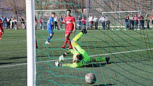 Drin: Flamur Berisha trifft zum 1:0 in der Fußball-Verbandsliga für den FC Radolfzell gegen den Offenburger FV.