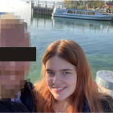 Ein Foto aus glücklicheren Tagen des ehemaligen Pärchens Robert S. und Jasmin M. &ndash; im Hintergrund ist das Kursschiff MS Alet zu ...