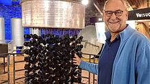 Was Atomkeller-Experte Egidius Fechter hier zeigt, sieht aus wie ein Mobile, ist aber der Nachbau des Atomreaktors der Haigerlocher ...