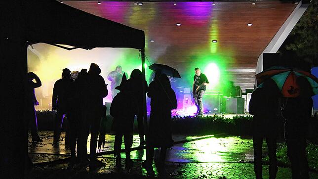 Einige unerschrockene Besucher kamen abends in den Schlösslepark. Lautstark applaudierten sie den fünf Musikern nach jedem Stück.