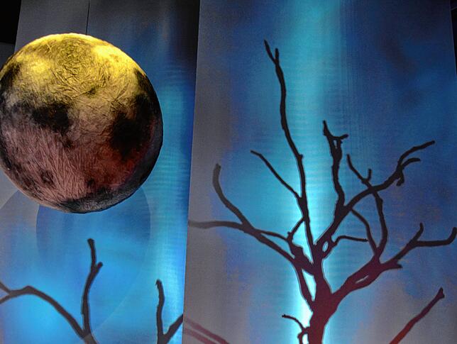 Ganz romantisch mit Mond und Wald: Einen Vorgeschmack auf das &bdquo;Freischütz&ldquo;-Bühnenbild gab es bei der Pressekonferenz.