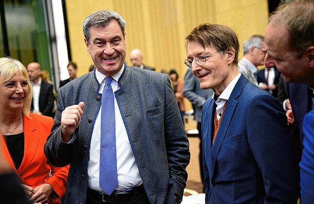Markus Söder (CSU, l), Ministerpräsident von Bayern, und Bundesgesundheitsminister Karl Lauterbach (SPD) unterhalten sich vor Beginn der ...