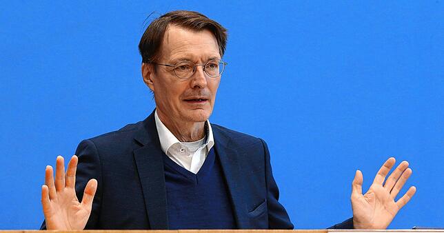 In einer Pressekonferenz am 28. Januar 2022 des Robert Koch-Instituts beantwortet Bundesgesundheitsminister Karl Lauterbach im Haus der ...