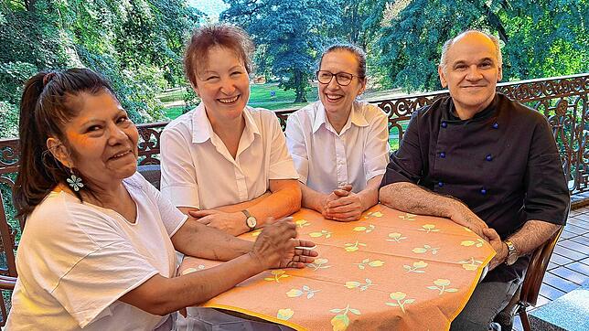 Ihr Lächeln wird Bad Säckingen fehlen: Maria Martelli (zweite von rechts) und ihr Ehemann Edoardo Tilatti verlassen die Villa Berberich ...