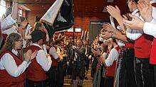 Ein Höhepunkt der Feierlichkeiten: Der Fahnenanzug der Kapellen des Bezirks zwei des Blasmusikverbandes Bodenseekreis, hier die ...