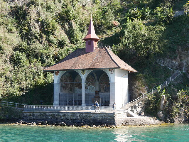 Mit Geschichte: Die Fahrt mit dem Dampfschiff führte an der 1879/1880 errichteten Tellskappelle am Ufer des Urnersees vorbei. ...