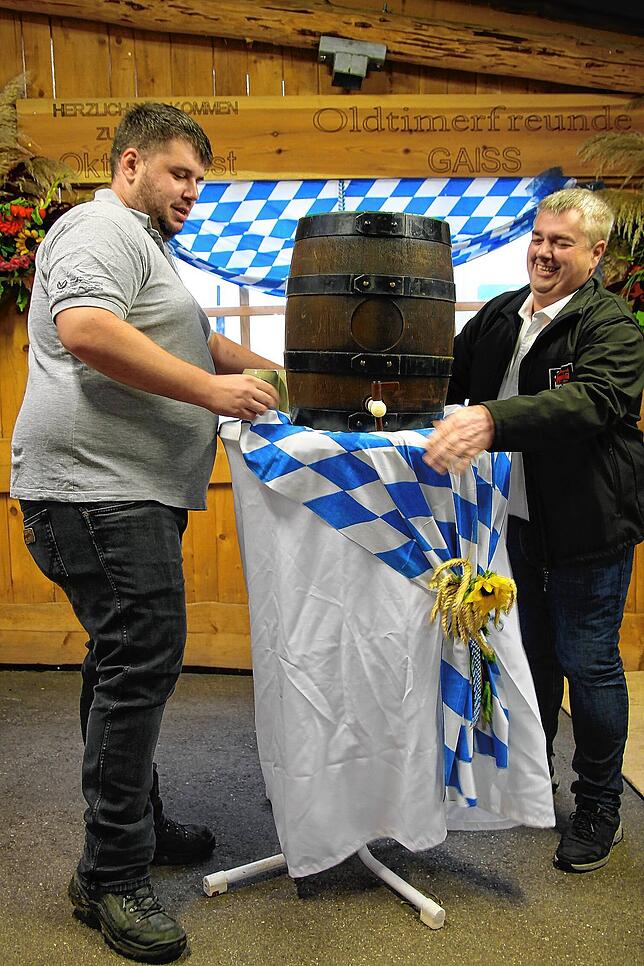 Oktoberfest in Gaiß: Der Fassanstich gelingt auf Anhieb. Links Torsten Basler, Ortsvorsteher von Gaiß-Waldkirch, rechts Jürgen Denz, ...