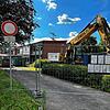 Statt Schülern sind während der Sanierungsarbeiten Baumaterialien und Baufahrzeuge auf dem Schulhof der Hebelschule in Rhina zu sehen. ...