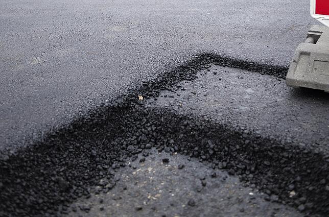 Der Straßenbelag: Straßen werden schon lange nicht mehr mit Teer, sondern mit Asphalt gebaut. Er wird wegen der starken Belastung ...